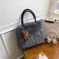 Borsa a mano grigia in pelliccia sintetica con manici neri e ciondolo leopardato - Grigio Con Pendente