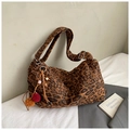 Detail of leopard print hobo bag with adjustable strap and decorative beaded tassels - With Pendant / Leopard Brown