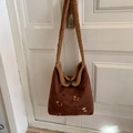 Bolso tote de ante marrón con ribete de lana de cordero y bordado de perrito suave - Bandolera / Marrón
