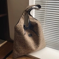 Borsa tote scamosciata con stampa leopardata, fiocco nero e toppa con logo rettangolare - Cachi