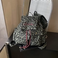 Dunkelgrüner Canvas-Rucksack mit Leopardenmuster, Kordelzug und roter Stickerei - Grün