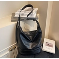Détail du grand sac hobo noir en similicuir avec fermeture éclair et bandoulière - Noir