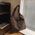 Grande borsa tote leopardata in finta pelle scamosciata con fiocco e patch logo - Stampa leopardata