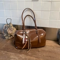 Detail der braunen Boston-Tasche mit Leopardenherz-Anhänger und Vintage-Quasten - Mit Anhänger / Braun