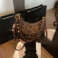 Umhängetasche mit Leopardenmuster, dunkelbraunem Lederbesatz und Holzperlenanhänger - Leopard Kaffee Mit Anhänger