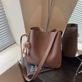 Sac seau marron avec texture litchi, breloque chat et bandoulière assortie - Marron