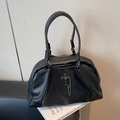 Borsa a spalla in pelle martellata nera con ciondolo a croce gotica e doppi manici - Nero