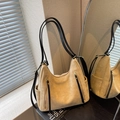 Bolso tote grande de ante caqui con correas negras para los hombros y cremalleras doradas - Caqui