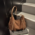 Bolso hobo de ante marrón oscuro con cremalleras doradas y correa de cuero en libros - Marrón