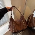 Bolso tote de ante marrón oscuro con cremalleras verticales y detalles de flecos largos - café