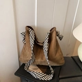 Borsa tote in finta pelle scamosciata marrone scuro con tracolla a righe bianche e nere - Cachi