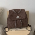Vintage dunkelbrauner gesteppter Wildlederrucksack mit silbernen Kettenriemen für Damen - Braun