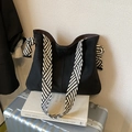 Borsa tote nera opaca con tracolla intrecciata in bianco e nero e nodi decorativi - Nero