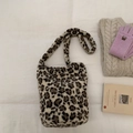 Sac fourre-tout en peluche léopard crème et marron avec longue bandoulière assortie - Style Léopard Classique / Léopard Brun