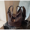 Sac seau minimaliste en cuir marron foncé avec de longues bandoulières pour le quotidien - Marron
