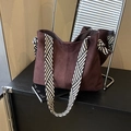 Borsa tote marrone scuro opaca in pelle scamosciata con tracolla intrecciata - Marrone