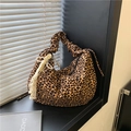 Detalle del bolso hobo de lona con estampado de leopardo, encaje y colgante de perlas - Leopardo Marrón (Con Colgante)