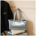 Schicke silberne gesteppte Tragetasche mit quadratischer Naht und Metallic-Finish - Silber