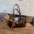Detailansicht der glänzenden dunkelbraunen Ledertextur und des Vintage-Taschenriemens - Mit Anhänger / Kaffeebraun