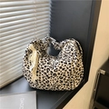Detalle del bolso de lona con estampado de leopardo y colgante de encaje y perlas blancas - Leopardo Beige (Con Colgante)