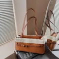 Sac bandoulière en similicuir marron avec bordure en peluche blanche et boucle déco - Marron