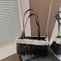 Sac à bandoulière en cuir noir avec bordure en fausse fourrure blanche et boucle d'or - Noir