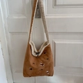 Bolso de hombro de pana marrón con ribete de piel de cordero y bordado de perritos - Bandolera / Beige