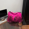 Schultertasche aus rosa-schwarzem Kunstpelz mit Plüschstruktur und Lederriemen - Rosenrosa