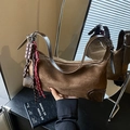 Dunkelbraune Retro-Tasche aus mattiertem Wildleder mit Schokoladenanhänger und Glanzfinish - Kaffee mit Anhänger