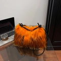Handtasche aus Kunstpelz in Orange und Schwarz mit dünnen Ledergriffen und Knoten - Orange
