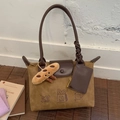 Sac hobo marron foncé en daim avec imprimé cafe et charmant pendentif en forme de pain - Marron avec pendentif