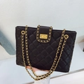 Sac fourre-tout matelassé noir avec bandoulière chaîne dorée et fermoir pivotant - Noir