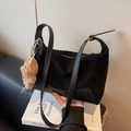 Sac bandoulière en daim et cuir noir avec un joli pendentif ours en peluche brun - Noir (Avec Pendentif)