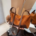 Sac à main rétro en daim caramel avec bandoulière réglable et breloque ours - Brun (Avec Pendentif)