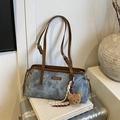 Minimalistische Schultertasche in Denimblau mit braunem Lederbesatz und Plüschbär-Anhänger - Denimblau mit Anhänger