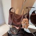 Sac bandoulière en daim marron foncé avec pendentif chien en peluche et perles - Café (Avec Pendentif)