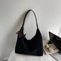 Bolso hobo negro de ante mate con un bonito colgante de perro salchicha de cuero - Con Colgante / Negro