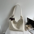 Bolso tote beige minimalista con colgante de perro salchicha sobre mesa blanca - Con Colgante / Blanco Roto