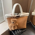 Sac fourre-tout chic bicolore en daim chameau et fausse fourrure blanche douce - Marron Jaunâtre Avec Pendentif