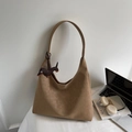 Bolso de hombro de cuero mate marrón con colgante de perro salchicha en oficina moderna - Con Colgante / Caqui