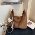 Halbmond-Umhängetasche in Karamellbraun mit Metallkette und niedlichem Bärenanhänger - Khaki mit Anhänger