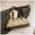 Sac cabas rétro en daim vert clair avec finitions en cuir marron et design épuré - Blanc Crème (Sans Pendentif)