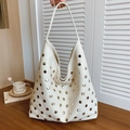 Borsa a spalla hobo bianca con borchie metalliche argentate e grande capienza - Bianco Sporco