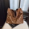 Borsa hobo marrone scuro retrò con borchie metalliche argentate e grande capacità - Marrone
