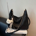 Schwarze Hobo-Schultertasche aus Leder mit Goldkette und weißem Bären-Anhänger - Schwarz mit Anhänger