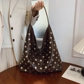 Borsa Hobo in pelle marrone scuro con borchie rotonde argento e design capiente - Marrone