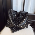 Grande borsa tote punk nera con borchie argentate in morbida pelle PU per ogni giorno - Nero