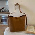 Bolso cubo vintage de cuero marrón esmerilado con cierre dorado y bandolera - Marrón