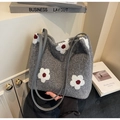 Dettaglio della borsa tote in lana grigia con ricamo floreale bianco e doppie tracolle lunghe - Stile con Ricamo di Fiori / Grigio