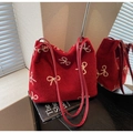 Dettaglio della borsa tote in lana rossa con fiocchi ricamati bianchi e manici - Stile Ricamo con Fiocco / Borgogna